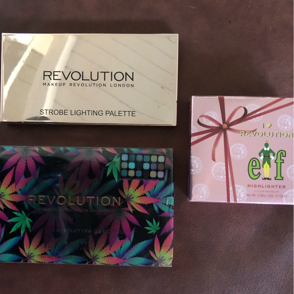 Revolution bundle Multicolor Eyeshadow & Highlighter Palette Sets.